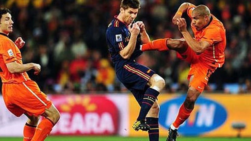 Cầu thủ Nigel de Jong luôn mang đến những hành động đáng sợ