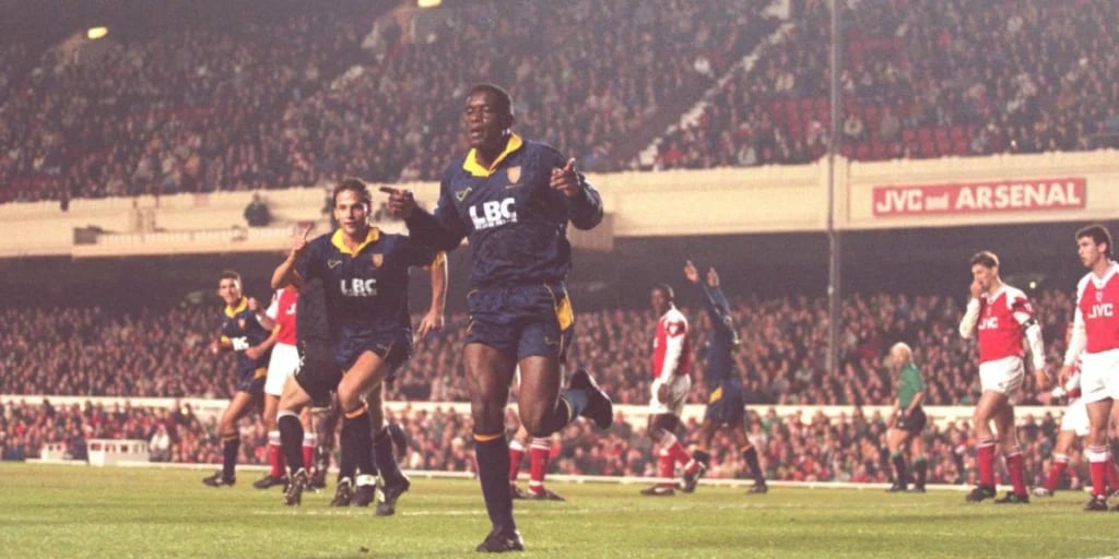 Robbie Earle ăn mừng sau khi ghi bàn vào lưới Arsenal. Robbie Earle Biography: Net Worth, Playing Style, Family, Lifestyle And Career Stats