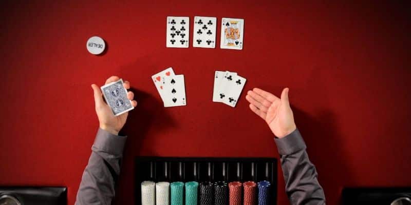 Bán bluffing là gì? Các yếu tố quyết định thành công hay thất bại của bán bluffing