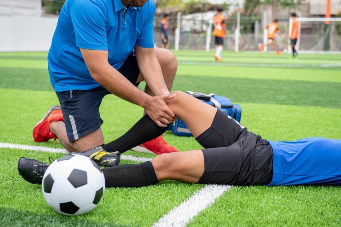 Khởi động đúng cách để tránh chấn thương khi chơi bóng đá: Mẹo dành cho mọi cầu thủ -