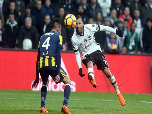 Trivela là gì? Những cú sút đáng nhớ nhất trong lịch sử bóng đá